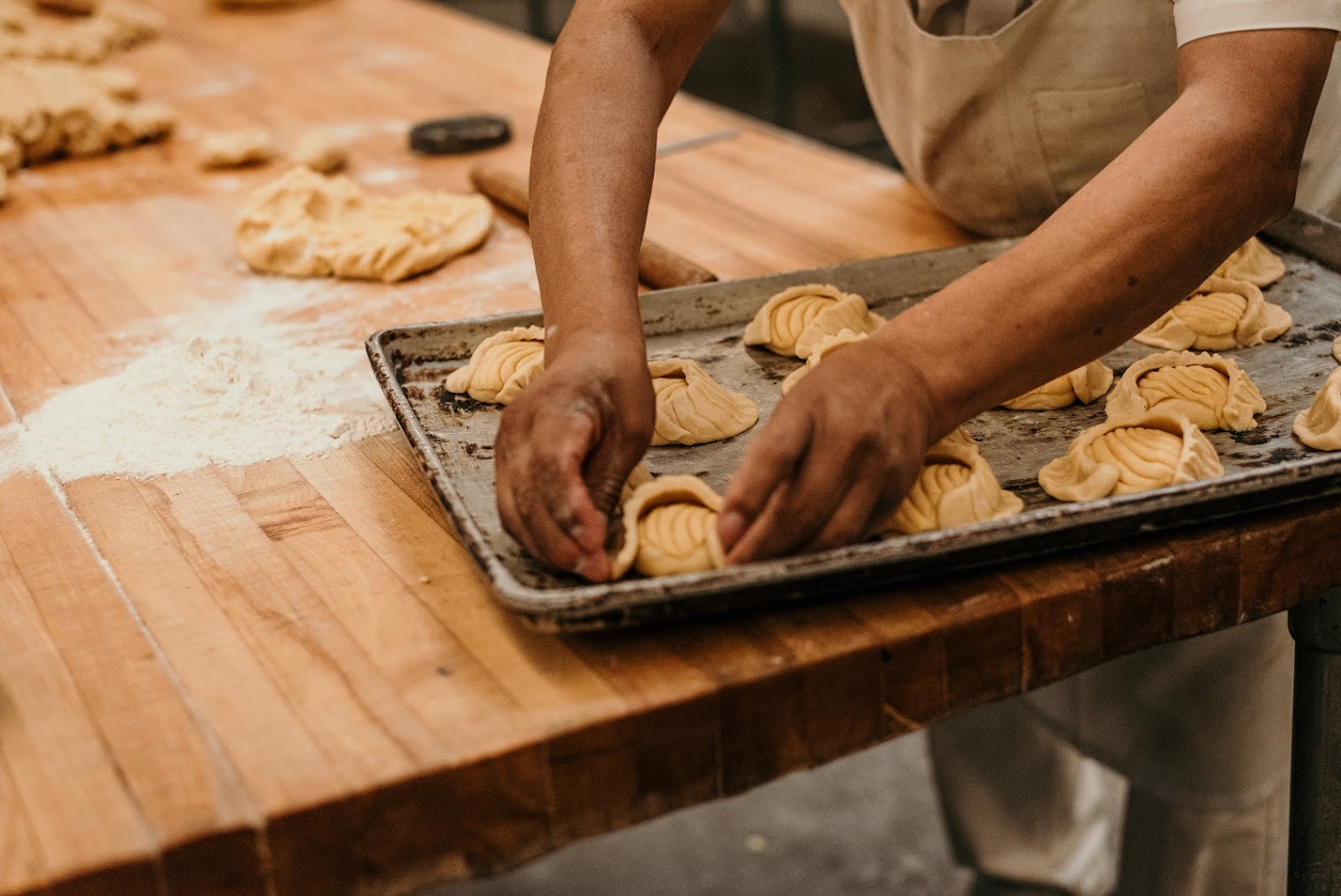 Shaping herradura pastries